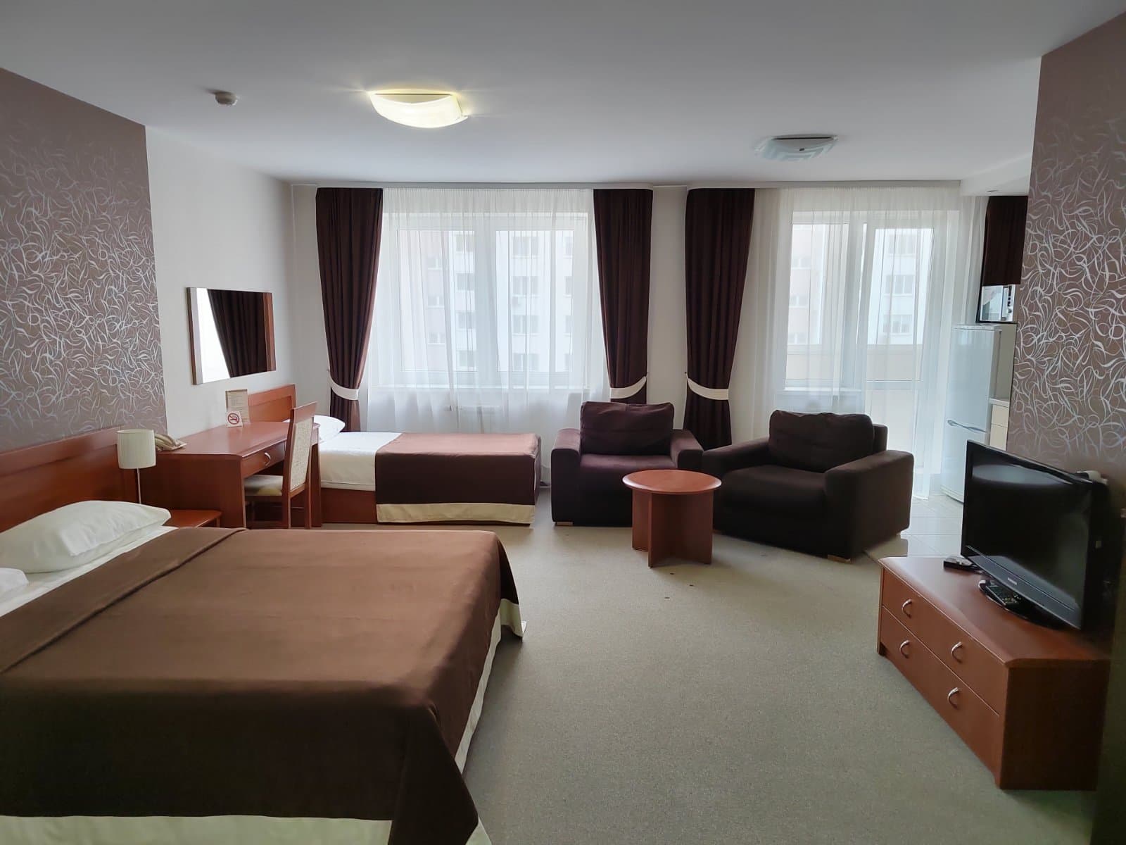 Студио DBL + SNGL — двуспальная кровать, 38 м², Comfort Hotel Минск — фото 2